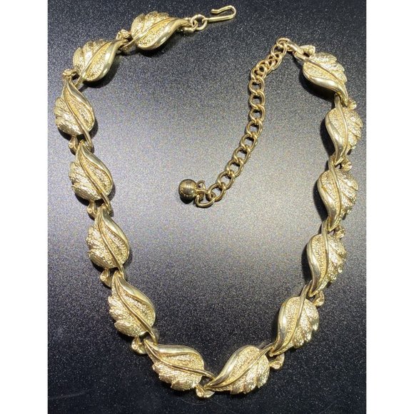 Vintage Signed Coro Des Pat Pend Gold Tone Leaf Necklace Choker - Picture 4 of 6